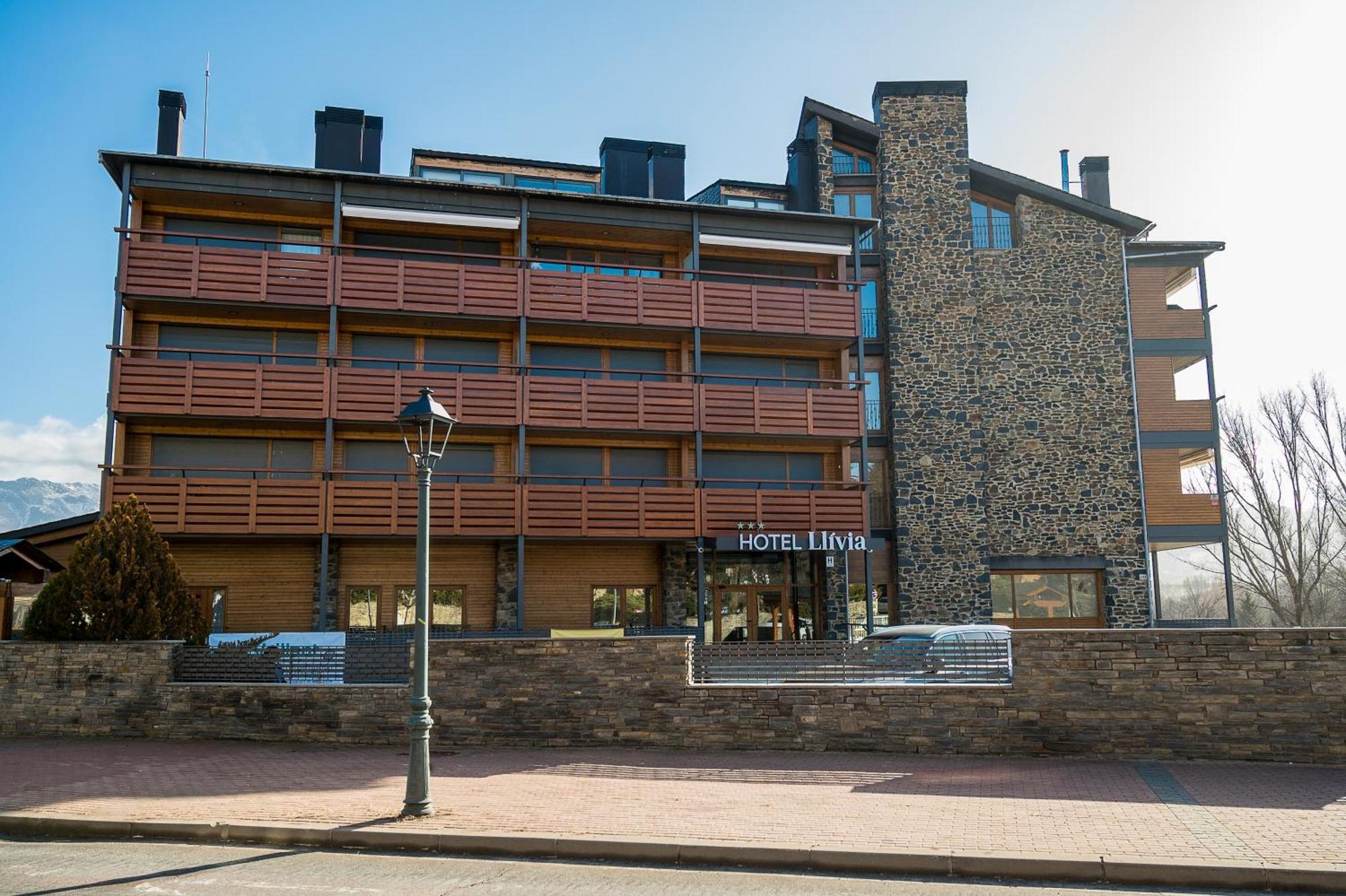 Hotel Llivia Exterior photo
