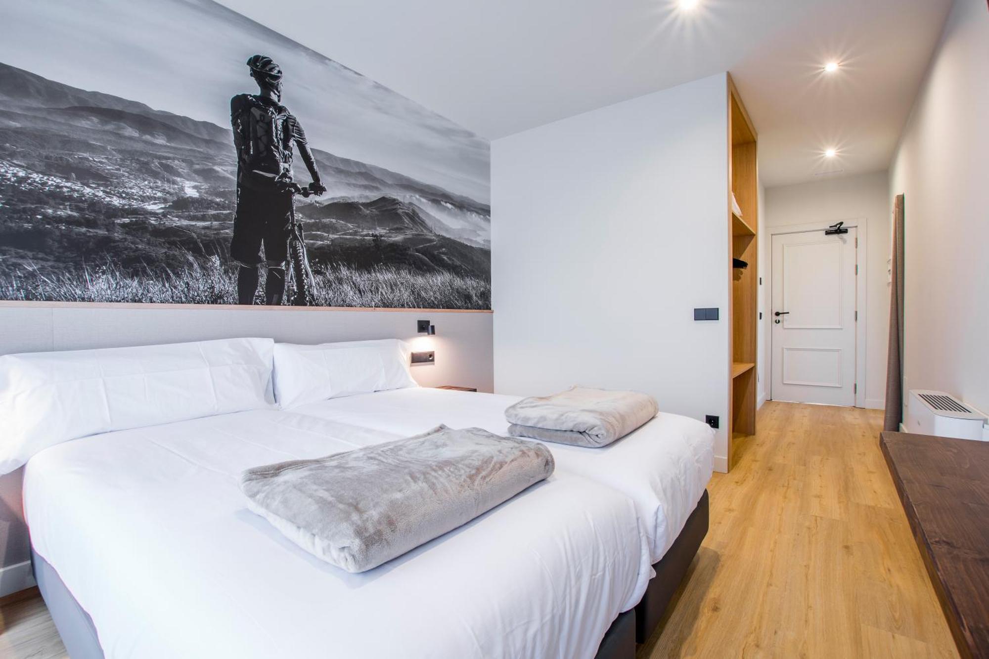 Hotel Llivia Exterior photo