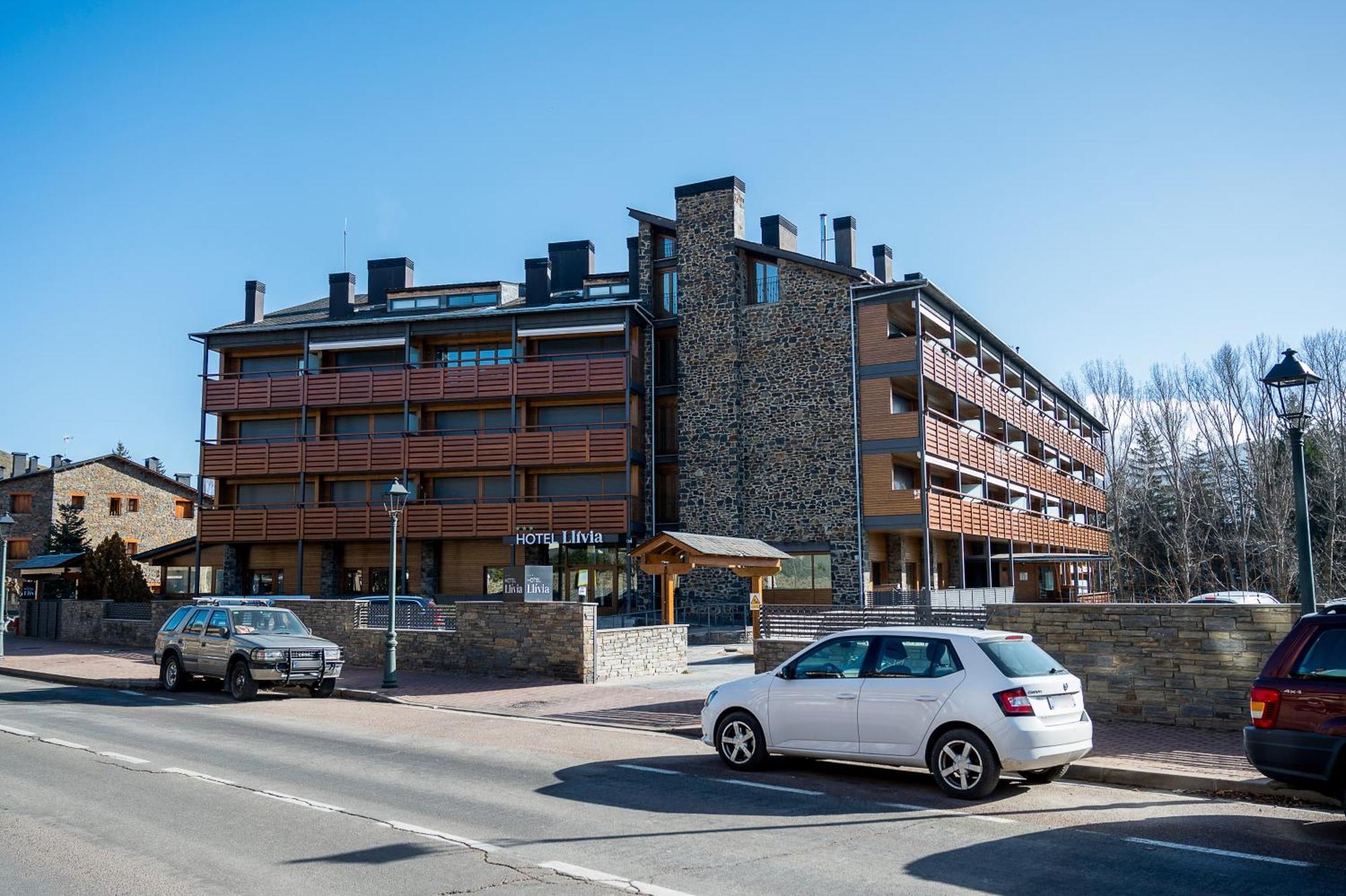 Hotel Llivia Exterior photo