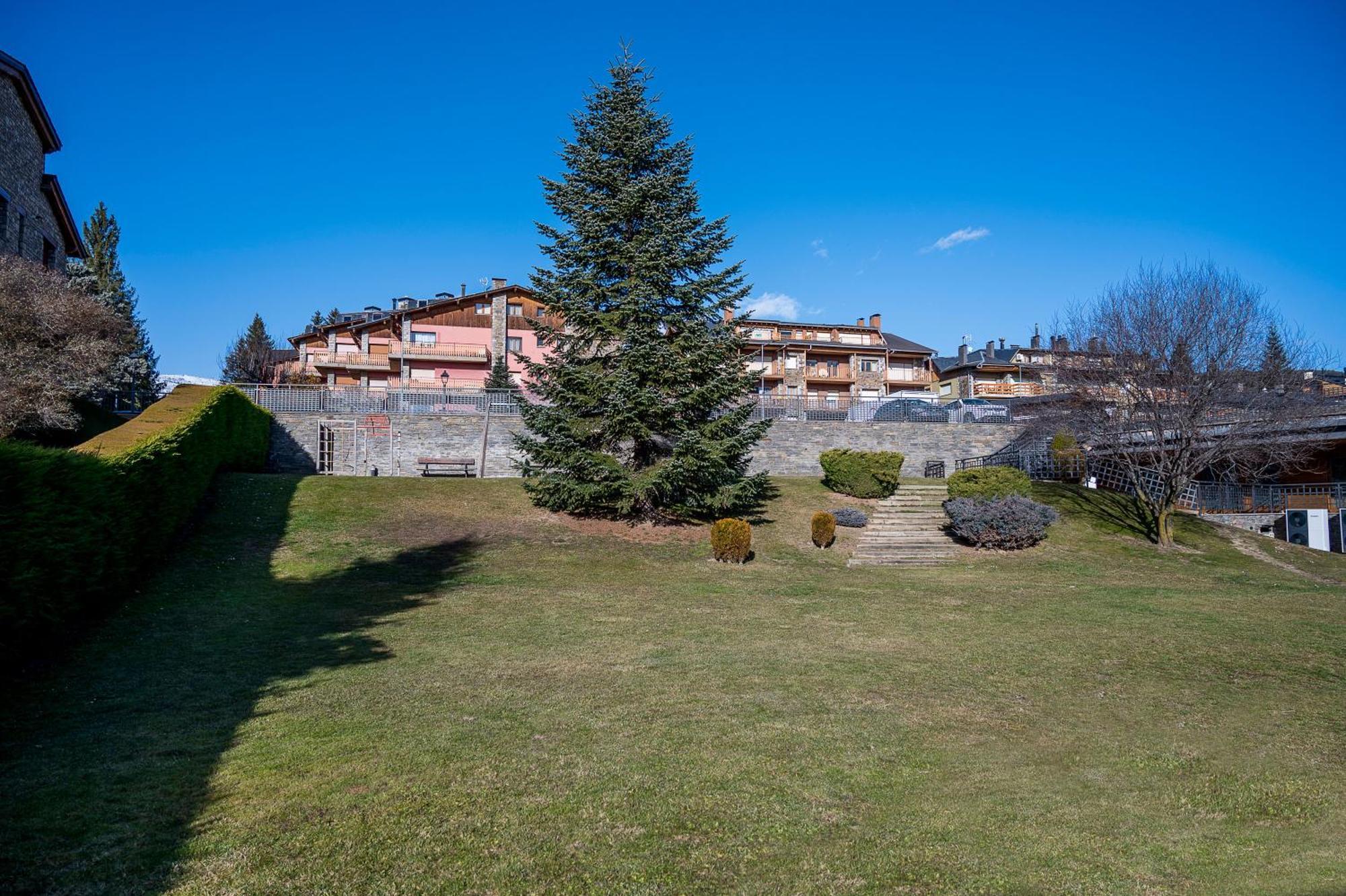 Hotel Llivia Exterior photo