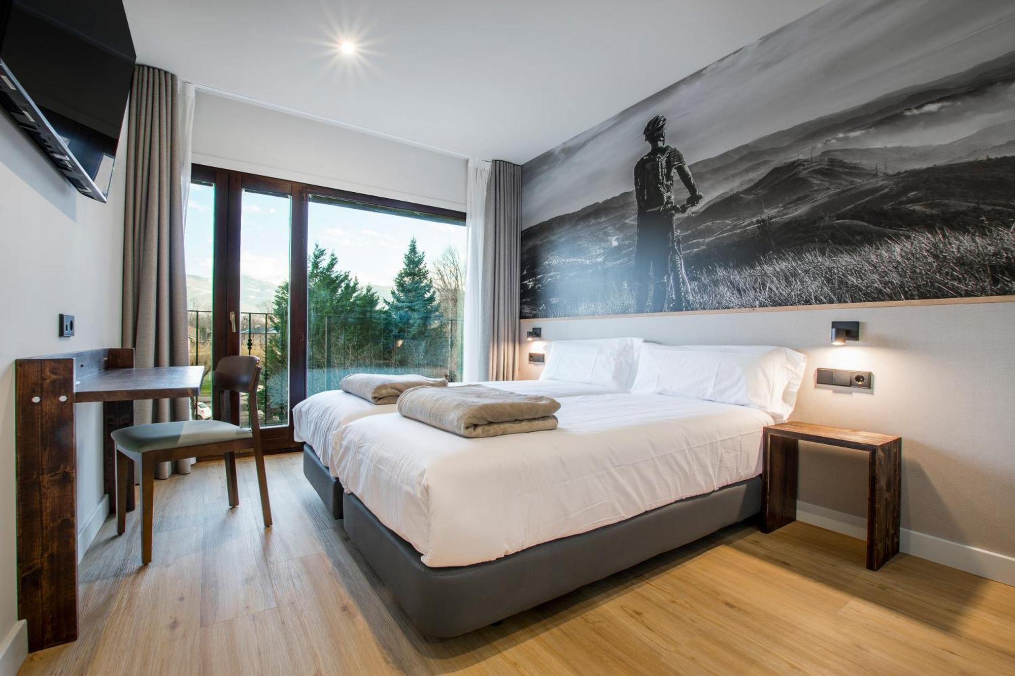 Hotel Llivia Exterior photo