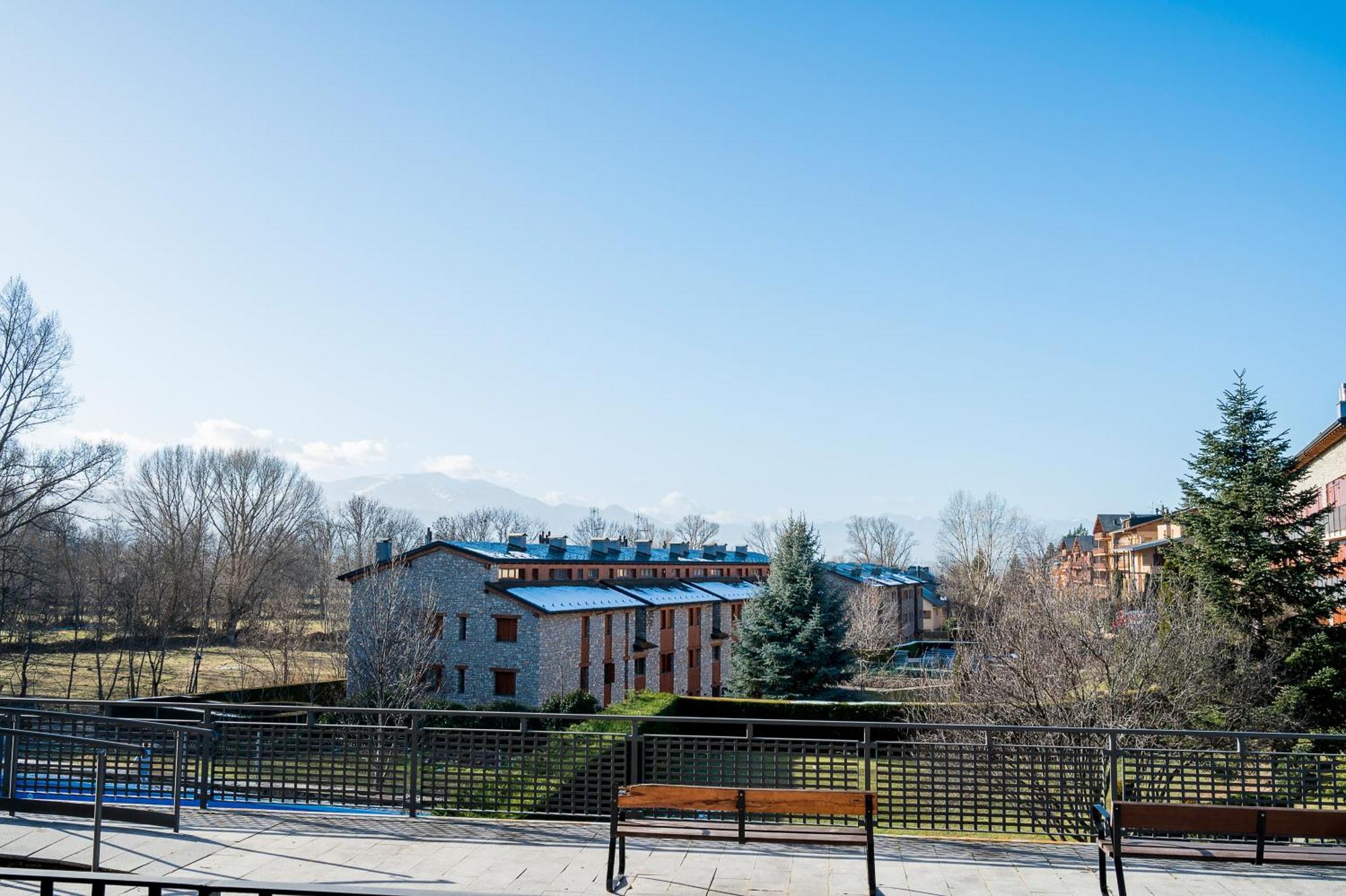 Hotel Llivia Exterior photo