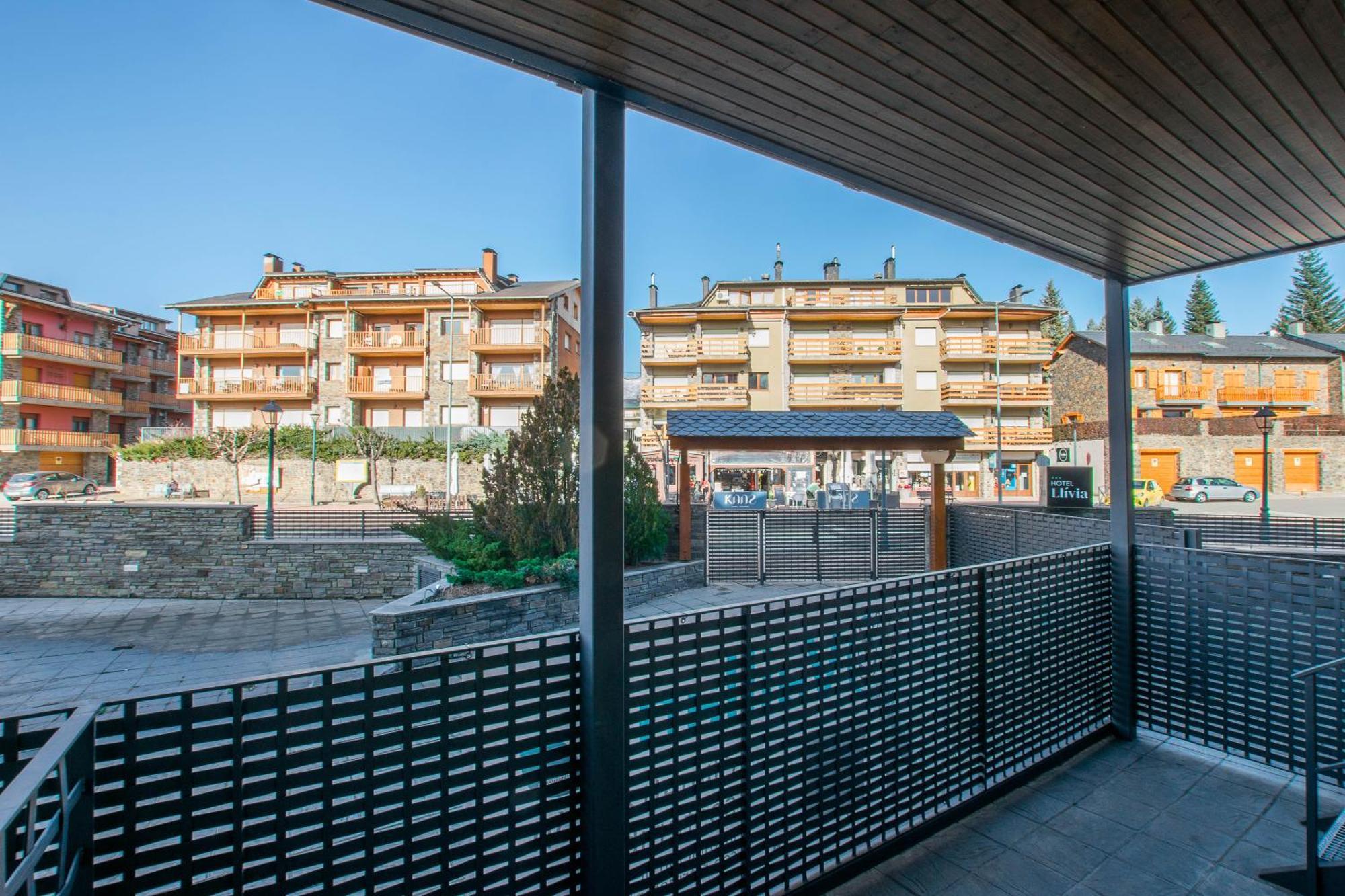 Hotel Llivia Exterior photo