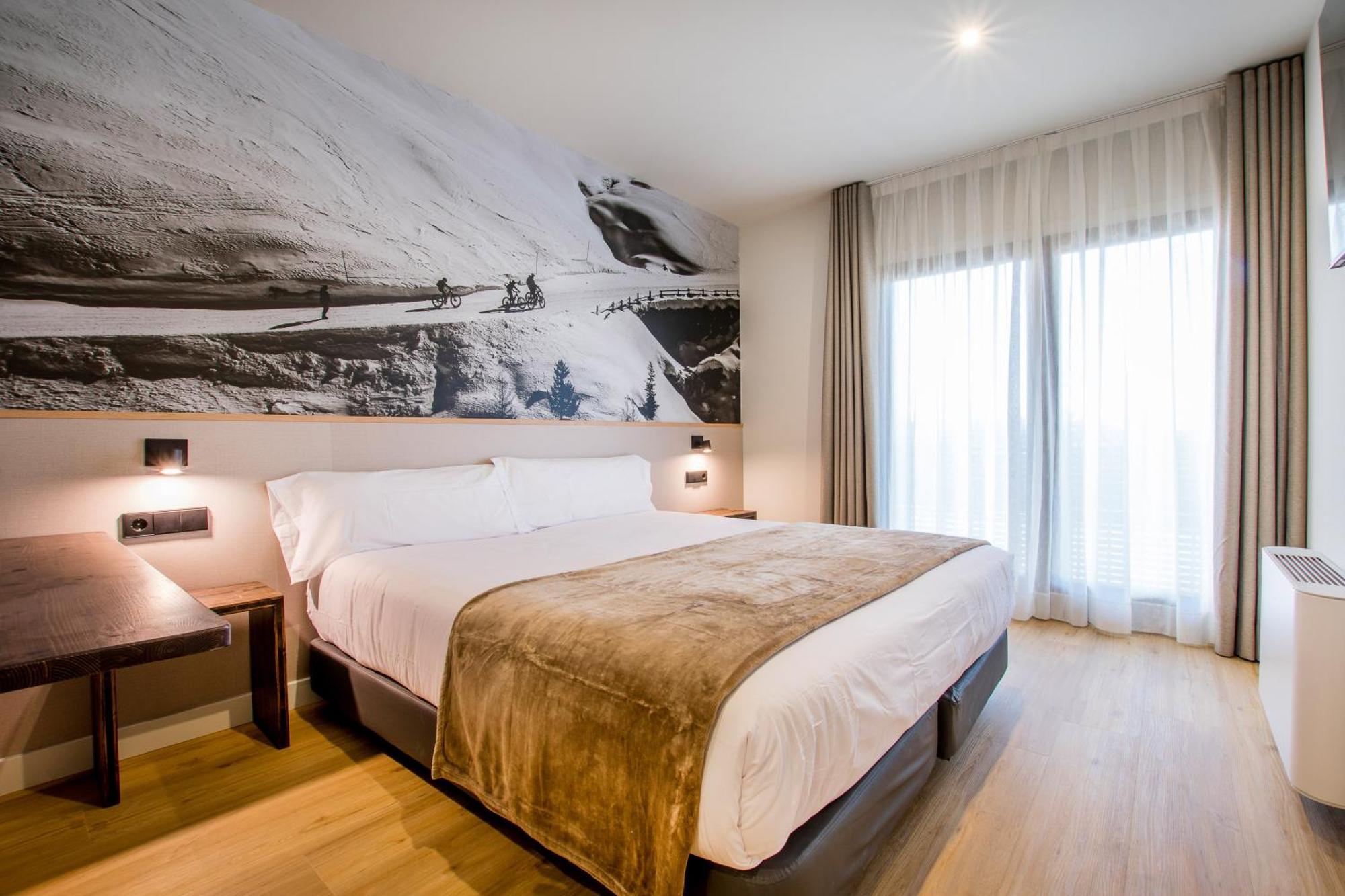 Hotel Llivia Exterior photo
