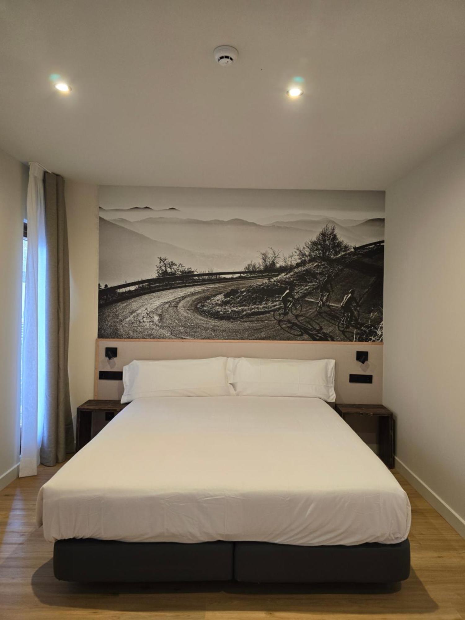 Hotel Llivia Exterior photo