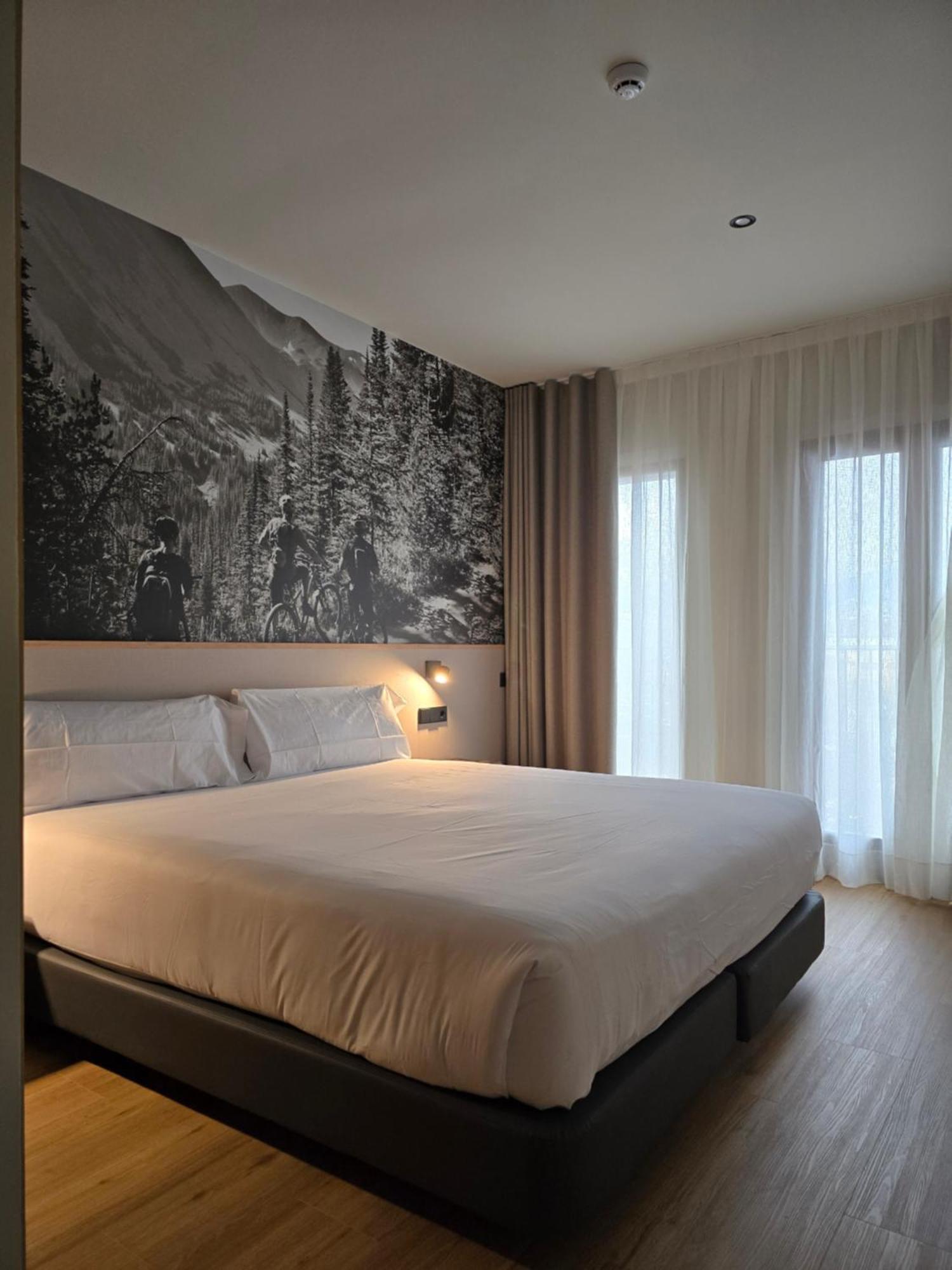 Hotel Llivia Exterior photo